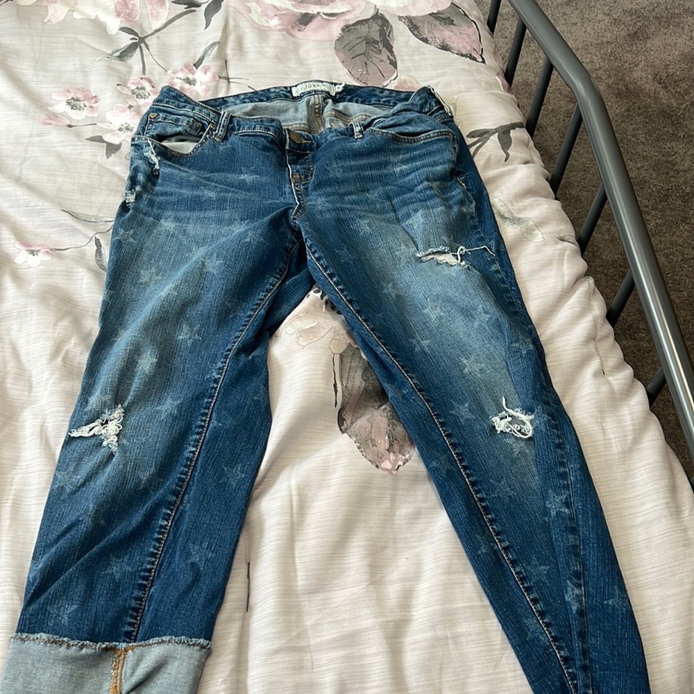 Torrid size 14 distressed boyfriend crop star print jeans